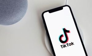 Επίσημη διαδικασία κατά του TikTok ξεκινά η Κομισιόν