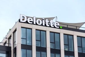 Deloitte: Το 47% των οργανισμών προχωρά γρήγορα στην υιοθέτηση Generative AI