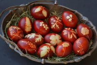 Γιατί βάφουμε κόκκινα τα αυγά το Πάσχα;