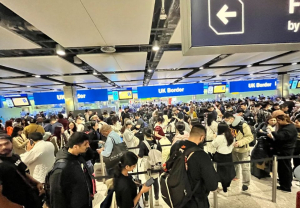 Ταλαιπωρία για χιλιάδες επιβάτες στα βρετανικά αεροδρόμια – Εκτός λειτουργίας το σύστημα πληροφορικής