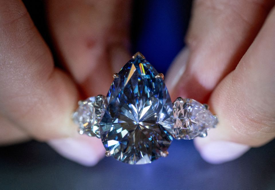 Μπλε διαμάντι πουλήθηκε 41 εκατ. ευρώ σε δημοπρασία του οίκου Christie’s