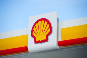 Shell: Αυξάνει το μέρισμα 15% - Επικεντρώνεται ξανά στα ορυκτά καύσιμα