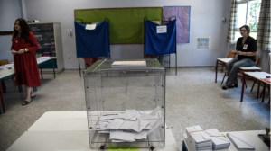 Bloomberg: Οι Έλληνες ψηφίζουν με την ελπίδα μιας σταθερής κυβέρνησης