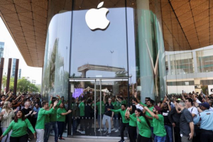 Apple: Εγκαινίασε το πρώτο φυσικό κατάστημα ιδιοκτησίας της στο Μουμπάι της Ινδίας