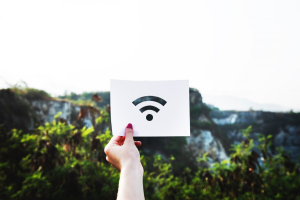 WiFi4GR: Υπεγράφησαν τρεις συμβάσεις για δωρεάν και γρήγορo ίντερνετ σε 267 δήμους