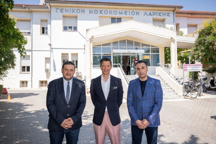 Φωτογραφίες από την εκδήλωση παρουσίασης της μεγάλης δωρεάς της εταιρείας εμφιαλωμένου νερού Θεόνη για την πλήρη ανακαίνιση της Παιδιατρικής Κλινικής του Γενικού Νοσοκομείου Λάρισας. Παρών στην εκδήλωση ήταν και ο καλλιτέχνης Σάκης Ρουβάς.