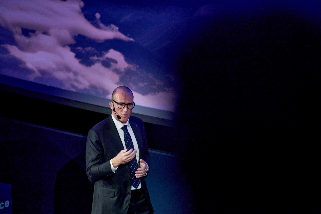 Dr. James Murphy Διευθυντης Ερευνας και Επιστημης του Ομιλου της ΒΑΤ 002 1