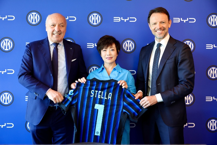 COMO, ITALY - JULY 21: FC Internazionale Unveil New Partner BYD at Appiano Gentile on July 21, 2025 in Como, Italy. (Photo by Sara Cavallini - Inter/Inter via Getty Images)