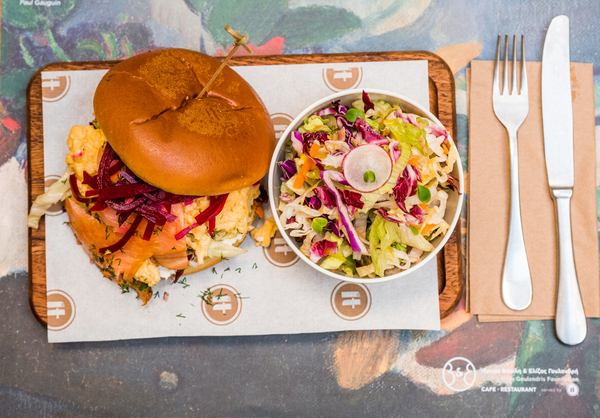 Brioche με scrambled eggs και καπνιστό σολομό πίκλες ricotta και πράσινη σαλάτα