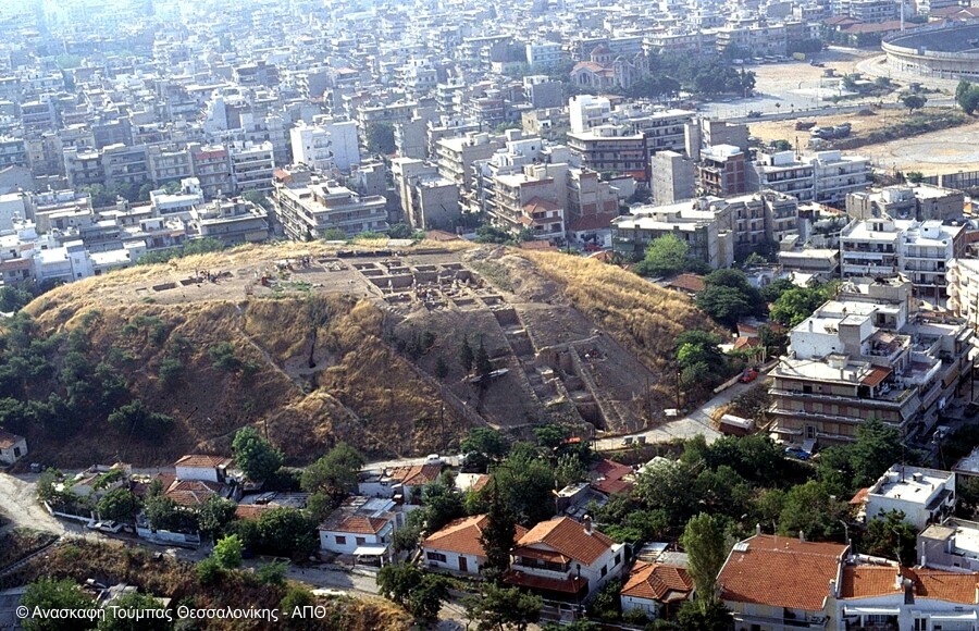αεροφωτογραφία_-_ο_αρχαιολογικός_χώρος_του_λόφου_της_τούμπας_στη_θεσσαλονίκη_189314f6d56c5662.jpg