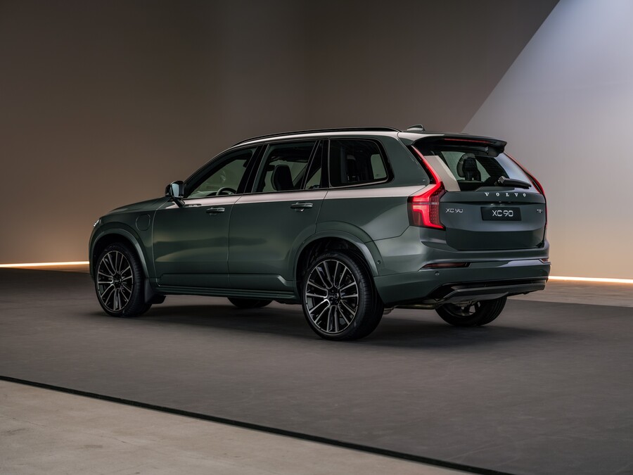 the_volvo_xc90_studio_rear_34_d26d71999617b279.jpg