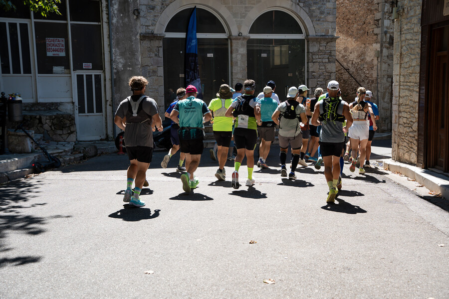 runners_leaving_andritsaina_7cd0a075863225d9.jpg