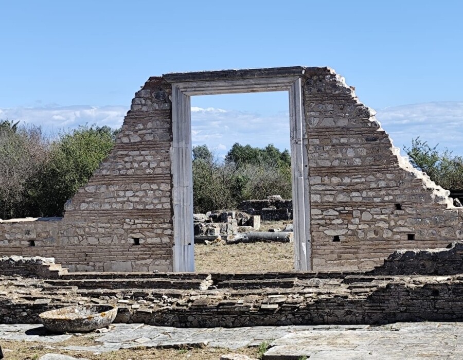 η_πύλη_της_βασιλικής_του_αλκίσωνος_cc4611a94a1c1943.jpg