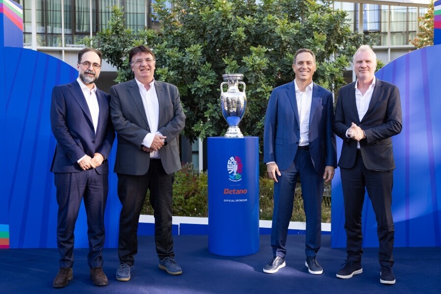 kaizen_gaming_x_uefa_trophy_photo_kg_uefa_1_a2ec00796dcef16f.jpg