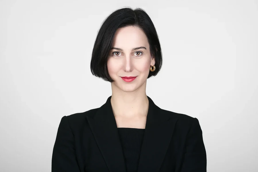 rosanna_mortoglou_headshot-1_353640cf4cc13112.webp