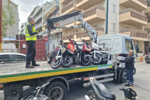 Επιχείρηση απομάκρυνσης εκατοντάδων εγκαταλελειμμένων δικύκλων στον δήμο Αθηναίων