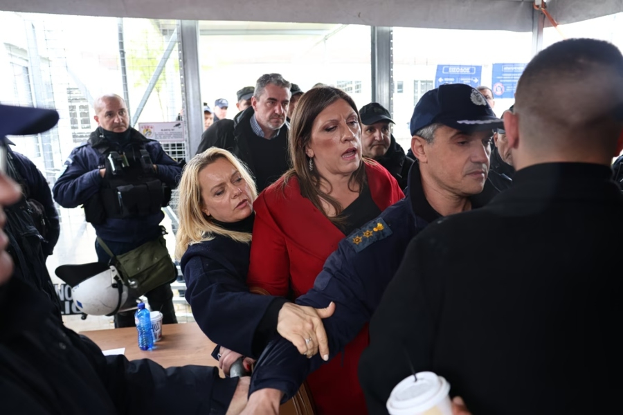 Δίκη για τα Τέμπη: Επανεκκίνησε υπό αυστηρά μέτρα ασφαλείας - Επεισόδια και διαμαρτυρίες στην αίθουσα