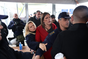 Δίκη για τα Τέμπη: Επανεκκίνησε υπό αυστηρά μέτρα ασφαλείας - Επεισόδια και διαμαρτυρίες στην αίθουσα