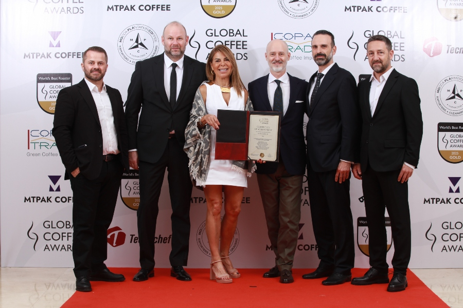 Aπό αριστερά προς τα δεξιά: Κωνσταντίνος Μιάμης (Financial Director), Νίκος Κουγιουμτζής (Commercial Director), Νιόβη Καλλέργη (Αντιπρόεδρος &amp; CMO), Φρέντυ Μάγερ Πάστρας (Specialty Coffee Director), Κωνσταντίνος Βαλλιάνος (Green Coffee Buyer Director), Θανάσης Τσούνης (Operational Director)