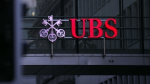 Η UBS εξετάζει την εξαγορά-διάσωση της Credit Suisse