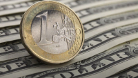 Το ευρώ ενισχύεται 0,30%, στα 1,1038 δολάρια