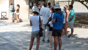 Έρευνα NielsenIQ: Το 94% των τουριστών αγόρασε είδη grocery φέτος το καλοκαίρι