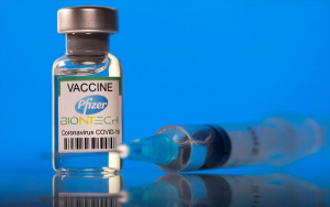 Pfizer: Το εμβόλιο του κορονοϊού έφερε «άλμα» σε κέρδη και πωλήσεις