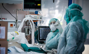 ΠΟΕΔΗΝ: Κίνδυνος διασποράς στα νοσοκομεία – 48 άτομα διασωληνωμένα εκτός ΜΕΘ στην Αττική