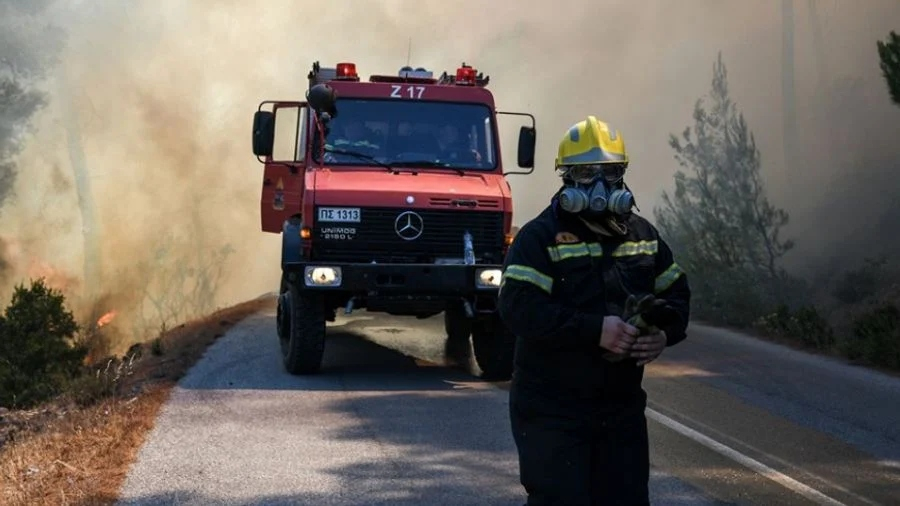 Πυρκαγιά σε χαμηλή βλάστηση στην Παλαιά Φώκαια