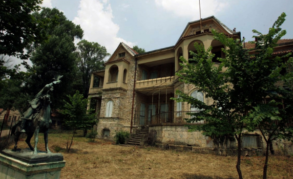 Φωτιά στη Βαρυμπόμπη: Αντικείμενα ιδιαίτερης ιστορικής και καλλιτεχνικής αξίας μεταφέρθηκαν από το Τατόι