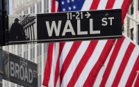 Wall Street: Μικρή πτώση με την προσοχή στραμμένη στα επιτόκια