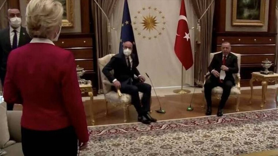 Φον Ντερ Λάιεν για sofagate: Ένιωσα πληγωμένη, μόνη ως γυναίκα και ως Ευρωπαία