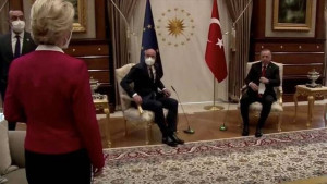 Φον Ντερ Λάιεν για sofagate: Ένιωσα πληγωμένη, μόνη ως γυναίκα και ως Ευρωπαία