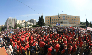 Χιλιάδες απεργοί διαδήλωσαν στο Σύνταγμα