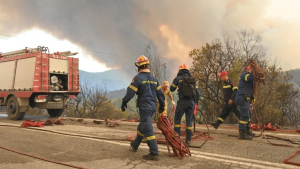 Με τις αναζωπυρώσεις αντιμέτωπες οι πυροσβεστικές δυνάμεις στα μέτωπα των πυρκαγιών