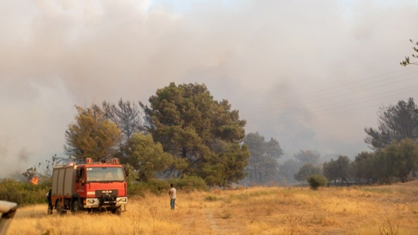 Υπό έλεγχο η φωτιά στη Ρόδο - Φωτιά και στην Κω