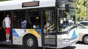 Σύγκρουση λεωφορείου με ΙΧ στη λεωφόρο Συγγρού