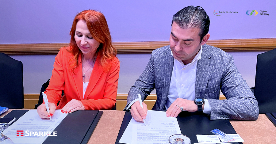 Δεξιά ο Fuad Allahverdiyev, Πρόεδρος του Διοικητικού Συμβουλίου της AzerTelecom, Αριστερά η Elisabetta Romano, CEO της Sparkle