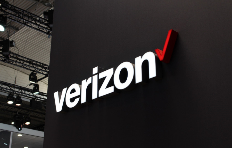 Η Verizon πουλά Yahoo και AOL στην Apollo Global έναντι 5 δισ. δολαρίων