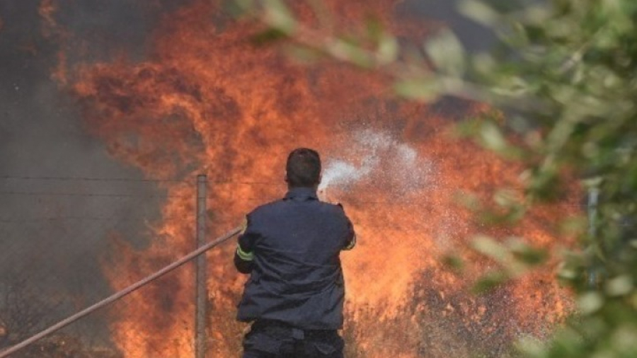 Αυτοκίνητο προσέκρουσε σε κατάστημα στο Κορωπί και προκάλεσε φωτιά- Νεκρός ο οδηγός