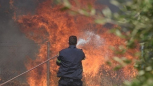Αυτοκίνητο προσέκρουσε σε κατάστημα στο Κορωπί και προκάλεσε φωτιά- Νεκρός ο οδηγός