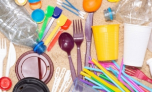 Καλή χρονιά με...εισφορά προστασίας του περιβάλλοντος για πλαστικά προϊόντα