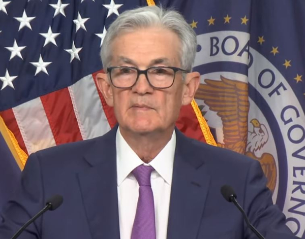 Fed: Αμετάβλητα άφησε τα επιτόκια - Δύο μειώσεις εντός του 2025 «βλέπουν» οι αξιωματούχοι