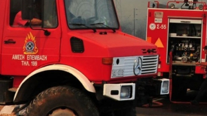 Πυρκαγιά σε διαμέρισμα στον Πειραιά - Απεγκλωβίστηκαν ηλικιωμένη και δύο παιδιά