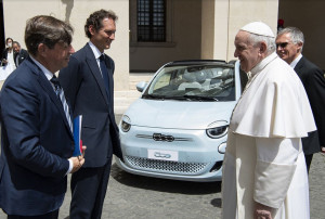 Πάπας Φραγκίσκος: Δέχθηκε σε ακρόαση τη Stellantis για να ενημερωθεί για το νέο Fiat 500
