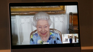 Bασίλισσα Ελισάβετ: Επέστρεψε στη δουλειά μετά την κηδεία του Φιλίππου