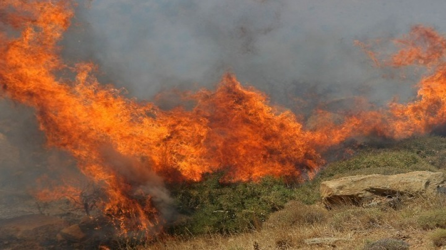 Χαμηλότερη η ένταση της φωτιάς στον Ασπρόπυργο - Ολονύχτια μάχη των πυροσβεστών