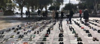Στα όριά τους οι έμποροι σε Πάτρα και Κρήτη - Έβγαλαν τα παπούτσια τους σε ένδειξη διαμαρτυρίας (vid)