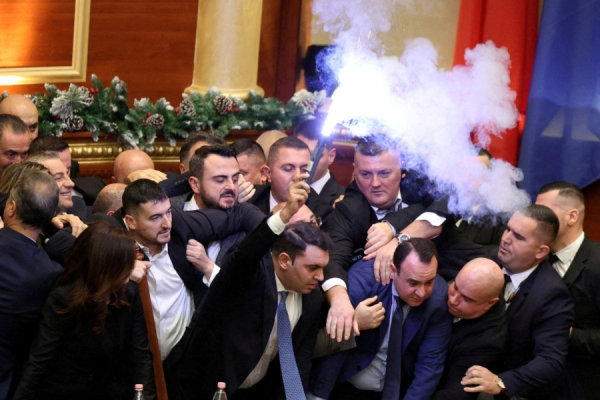 Χαμός στο κοινοβούλιο της Αλβανίας: Βουλευτές συγκρούστηκαν με αστυνομικούς, πέταξαν νερό στον πρόεδρο