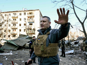 Κλίτσκο: Το Κίεβο εξακολουθεί να απειλείται - Ένας νεκρός από βομβαρδισμό εμπορικού κέντρου